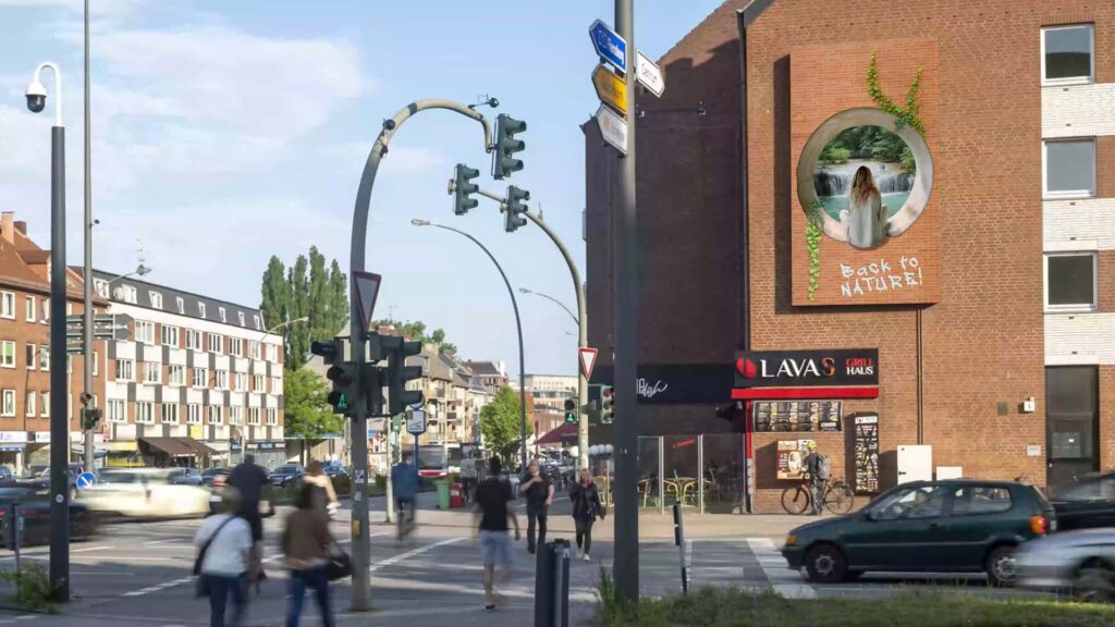 Straßenkreuzung mit Fußgängern, rotes Backsteingebäude, Wandbild "Back to Nature".